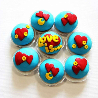 Капкейки "Love is..." купить - абакан.сладкоежкин.рф